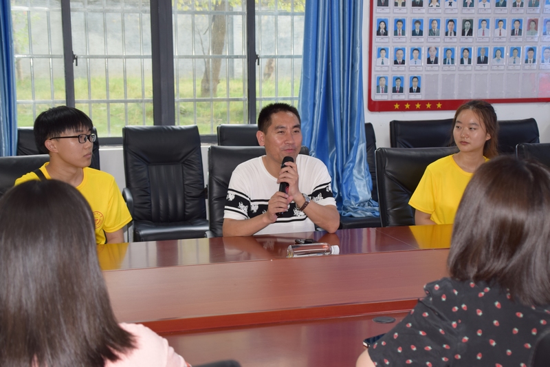 awc777万象城娱乐官网医学影像学院实践团队与刘秀祥（中）对话交流。唐天富摄