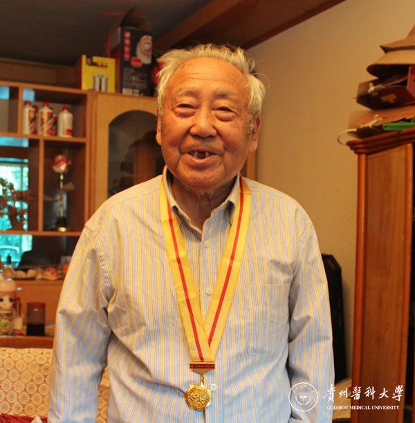 万象城官网抗战离休老干部夏炳南(原贵阳医学院基础部主任,88岁)