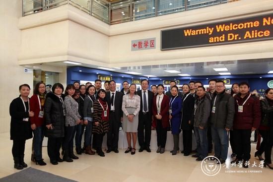 万象城官网教师代表团与曹雪涛院士、贵州家乡人-美国哈佛大学艾丽丝•黄教授(Alice Huang)以及中国医学科学院、北京协和医学院党委副书记王云峰合影留念