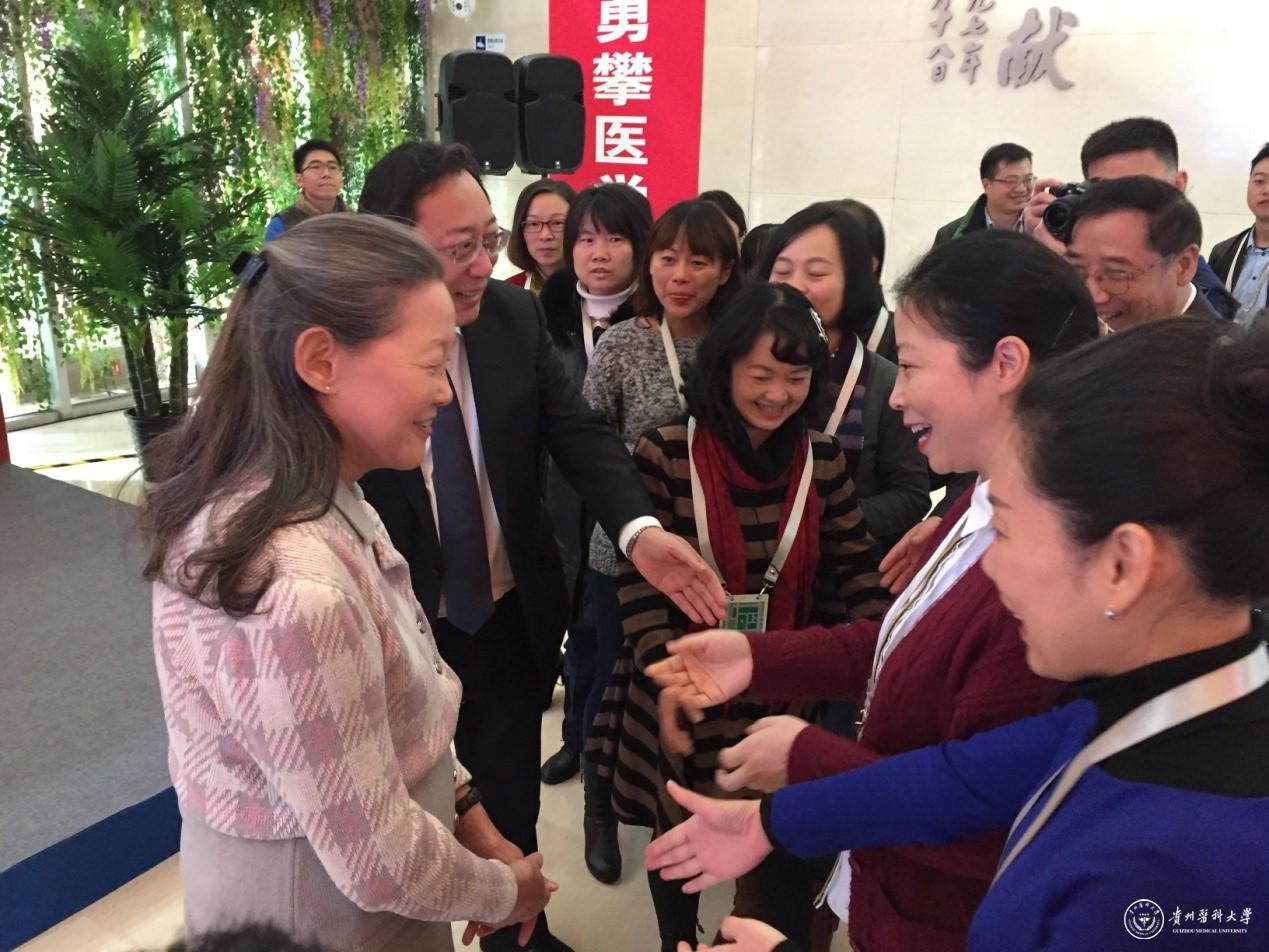 贵州老乡~哈佛大学的艾丽丝•黄教授(Alice Huang)亲切接见万象城官网教师代表团